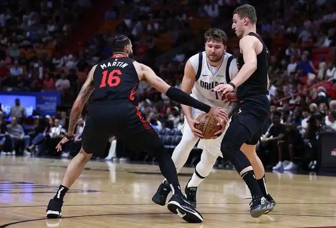 东契奇回归赛场,大胜首场状态亮眼,德国队观众沸腾!的简单介绍 东契奇回归赛场,大胜首场状态亮眼,德国队观众沸腾!的简单介绍